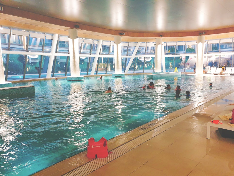 Jeju Travel with a 16-Month-Old: Shinhwa World Indoor Pool, Baby Pool, Day 1 photo 2