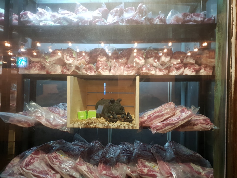 Jeju Travel with a 16-Month-Old: Jeju Shinhwa World, Samgeori Butcher, Jeju Pork, Day 1 photo 14