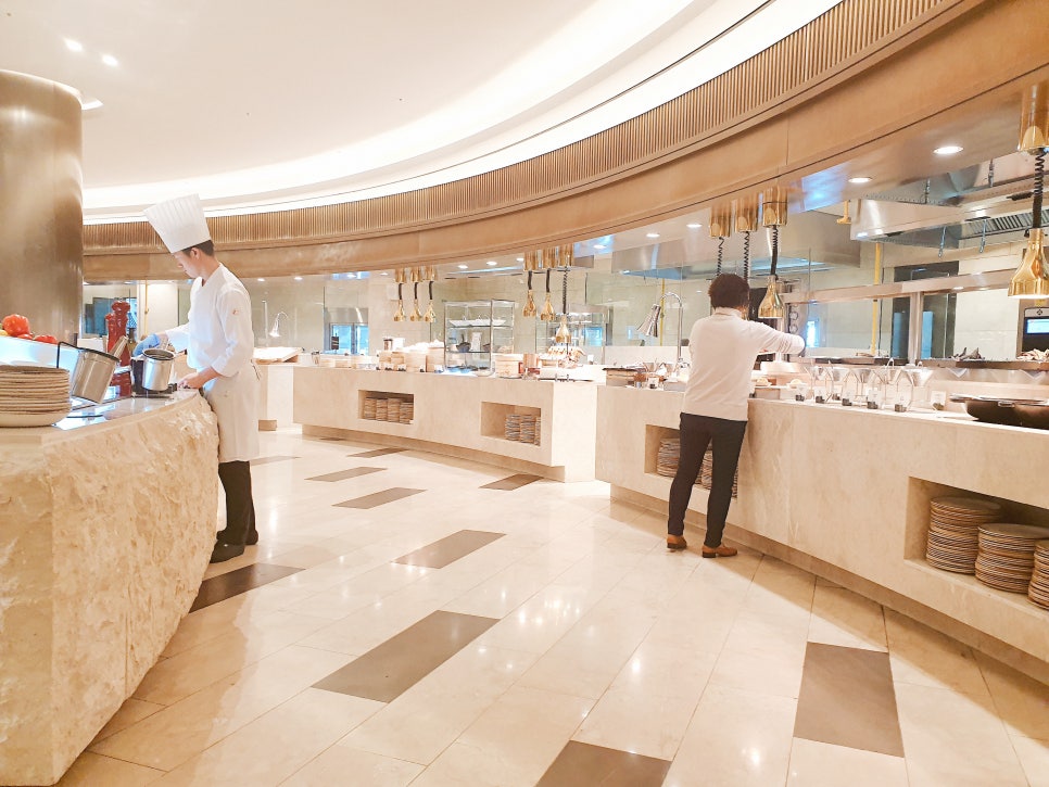Traveling to Jeju with a 16-Month-Old: A Great Experience at Jeju Shinhwa World Resort's Unlimited Lobster Dining photo 2