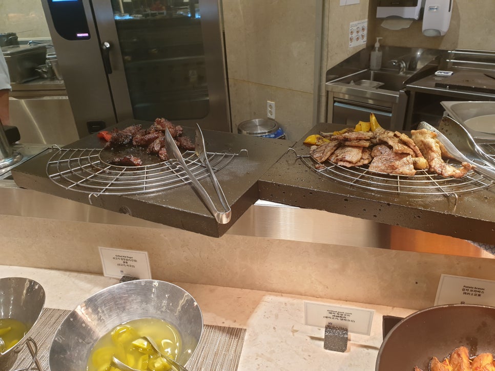 Traveling to Jeju with a 16-Month-Old: A Great Experience at Jeju Shinhwa World Resort's Unlimited Lobster Dining photo 7