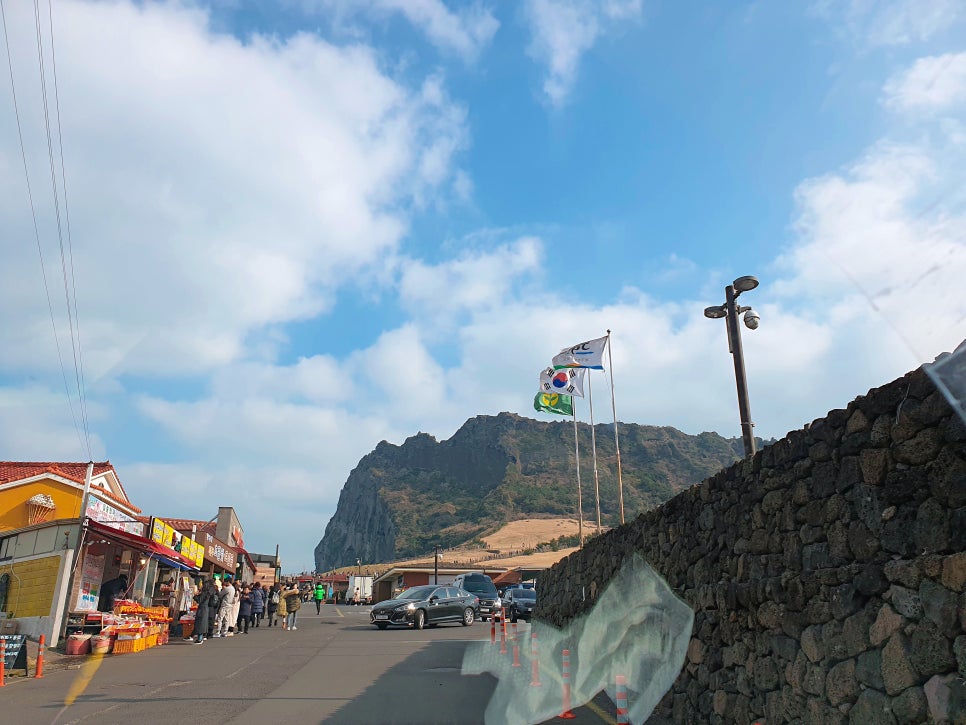 Jeju Travel with a 16-Month-Old: Seongsan Ilchulbong, Horse Meat Burger, and Black Pork Burger at Papaya photo 3