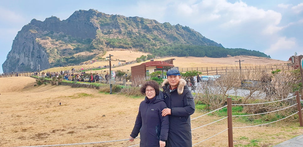 Jeju Travel with a 16-Month-Old: Seongsan Ilchulbong, Horse Meat Burger, and Black Pork Burger at Papaya photo 7