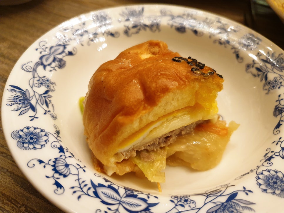 Jeju Travel with a 16-Month-Old: Seongsan Ilchulbong, Horse Meat Burger, and Black Pork Burger at Papaya photo 19