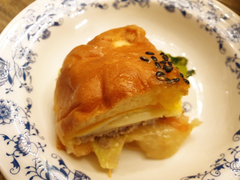 Jeju Travel with a 16-Month-Old: Seongsan Ilchulbong, Horse Meat Burger, and Black Pork Burger at Papaya photo 20