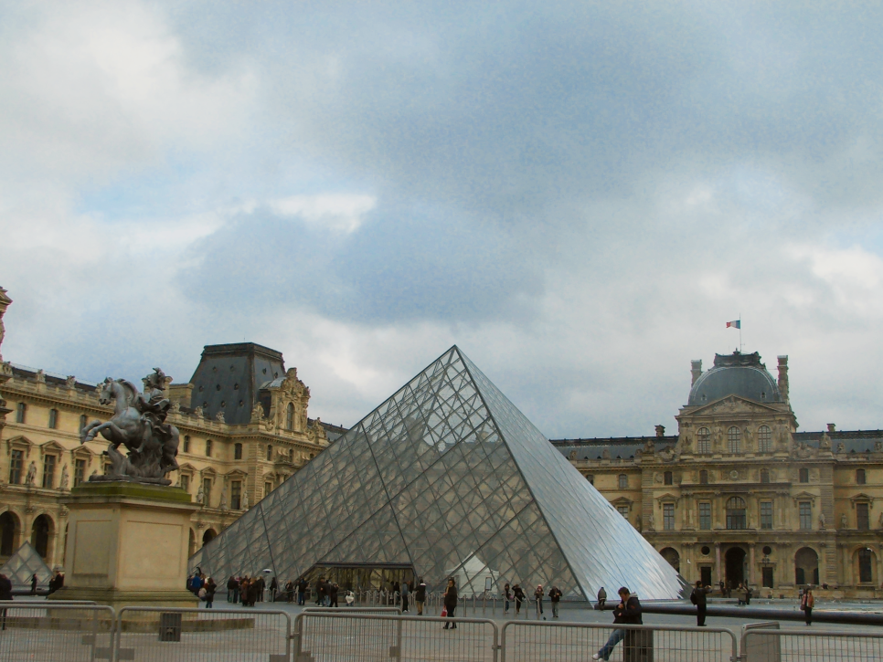 Travel to France: Louvre Museum photo 4