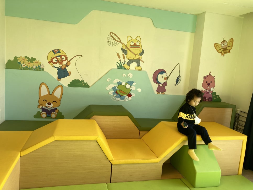 Daechon Hanwha Resort Paros Pororo Read Room Travel with Kids photo 9