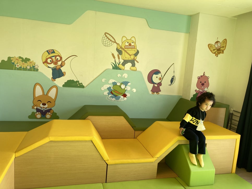Daechon Hanwha Resort Paros Pororo Read Room Travel with Kids photo 10