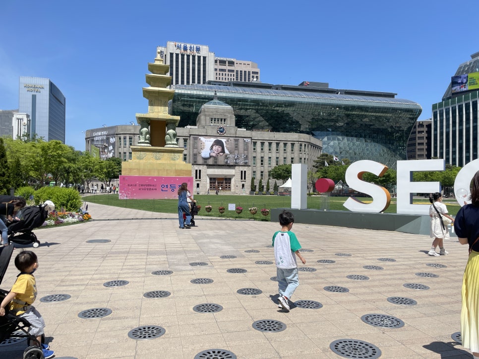 Children's Day Seoul Tour: City Hall Plaza, Deoksugung Palace, Doldam Kong Banana Crepe, City Tour Bus photo 2