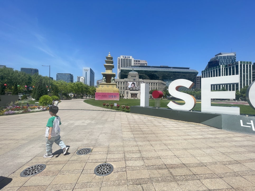 Children's Day Seoul Tour: City Hall Plaza, Deoksugung Palace, Doldam Kong Banana Crepe, City Tour Bus photo 4