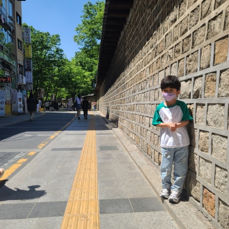Children's Day Seoul Tour: City Hall Plaza, Deoksugung Palace, Doldam Kong Banana Crepe, City Tour Bus photo 6