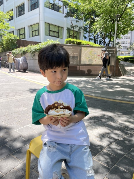 Children's Day Seoul Tour: City Hall Plaza, Deoksugung Palace, Doldam Kong Banana Crepe, City Tour Bus photo 8