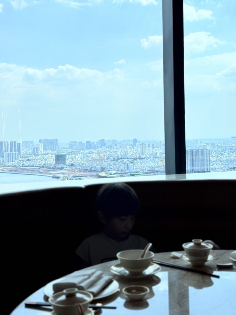 호치민 힐튼 호치민 힐튼 39층, 하늘 위에서 즐기는 최고의 런치