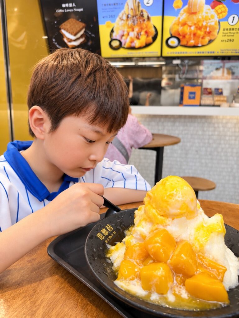 Mango shaved ice and bubble tea