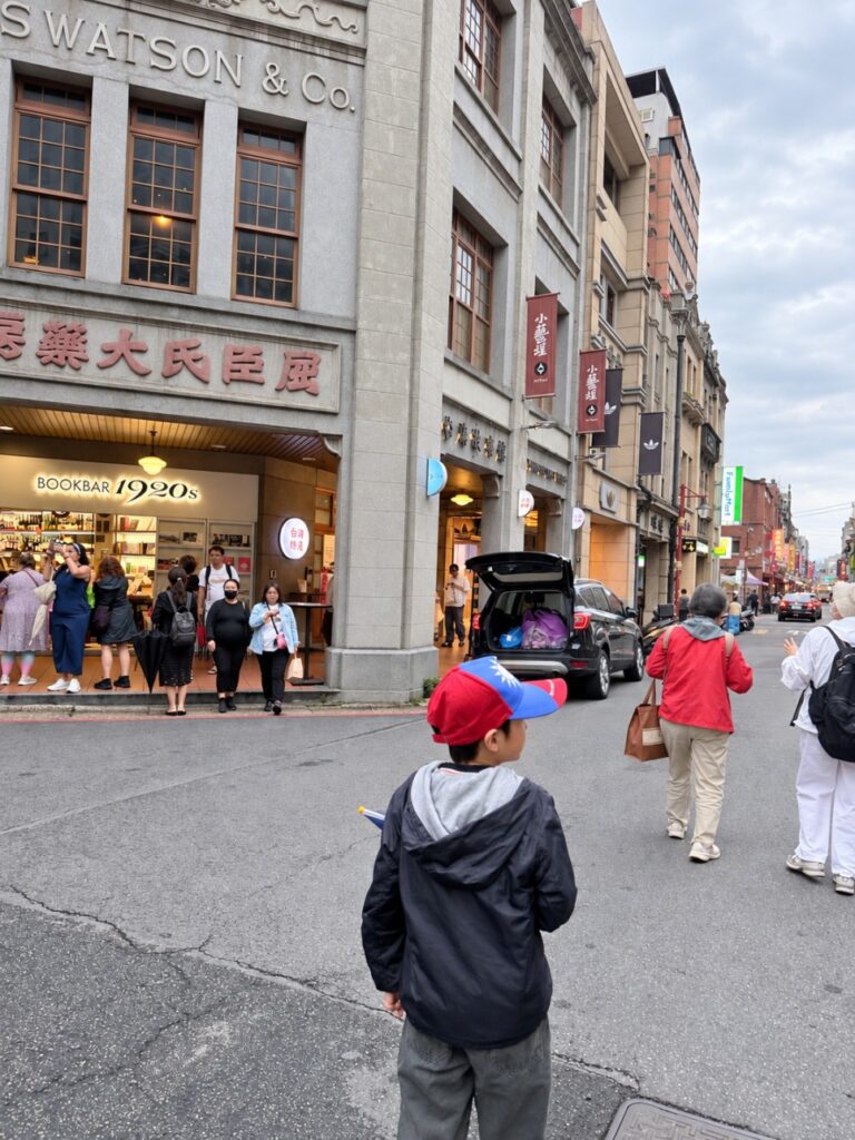 Group walking through a Taipei street