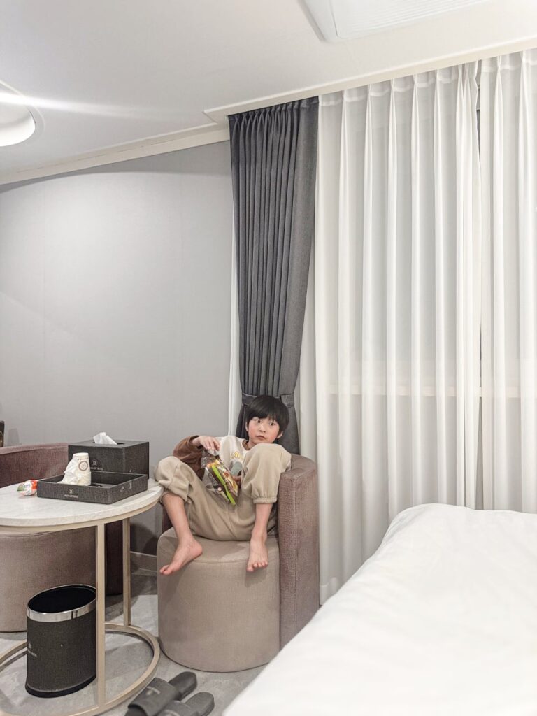 브라운도트 호텔 동송점 식은 치킨도 살려내는 마법, 1층 공용 공간
