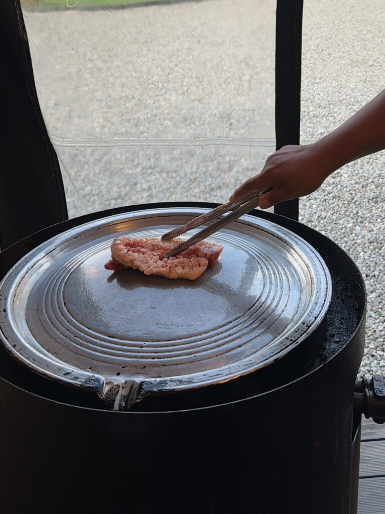 Cast-iron lid grill
