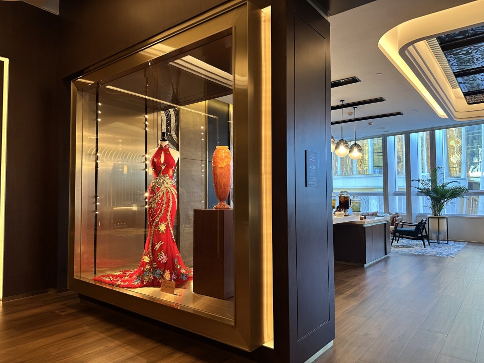 Gallery-like lobby