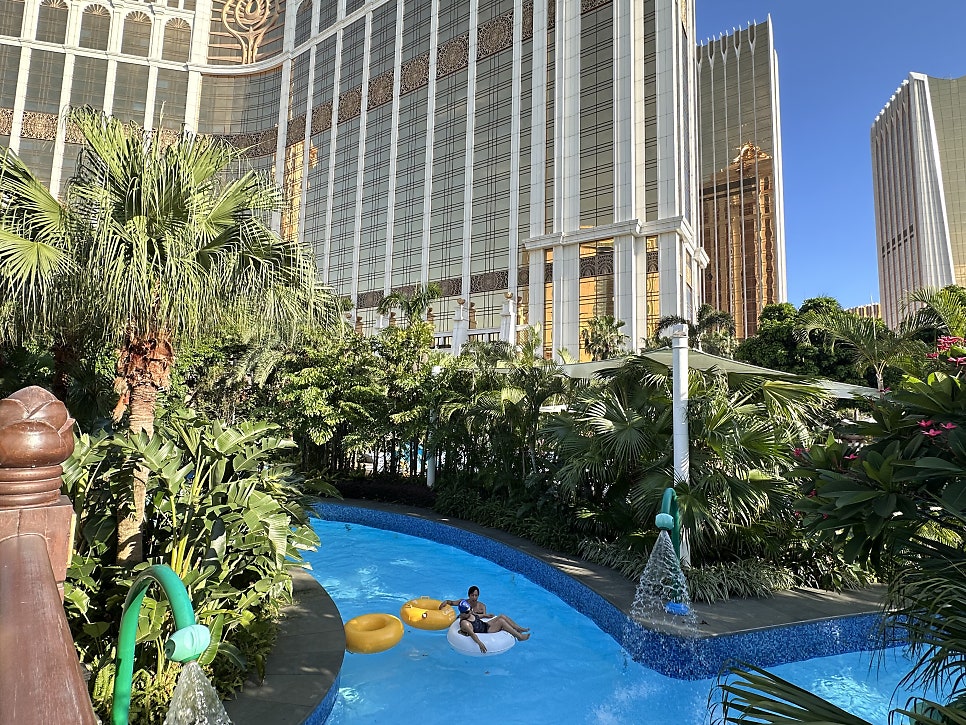 Wave pool