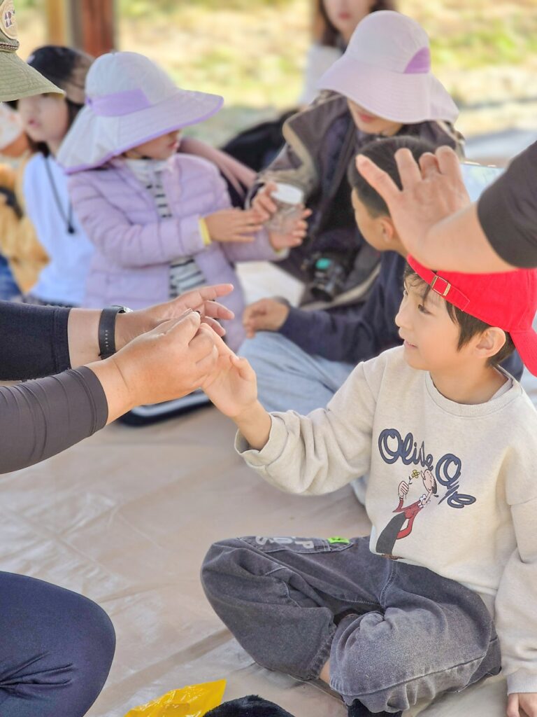 Kids at the microscope