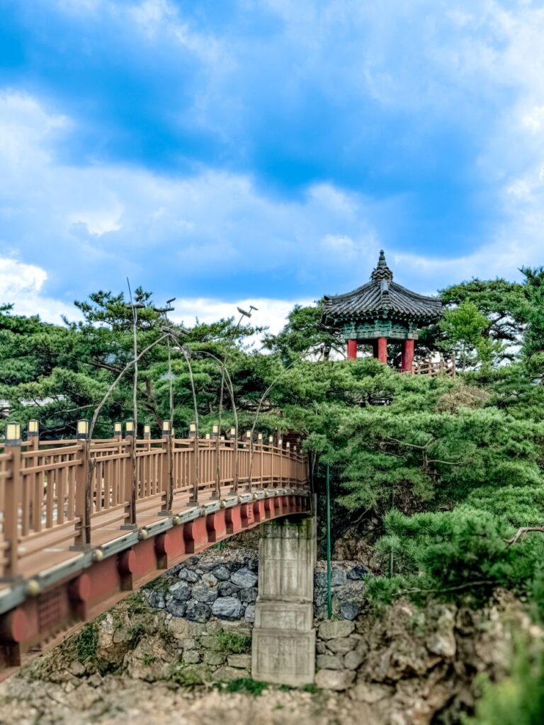 영동 강선대 영동 강선대, 금강 위에 세워진 신선의 정자
