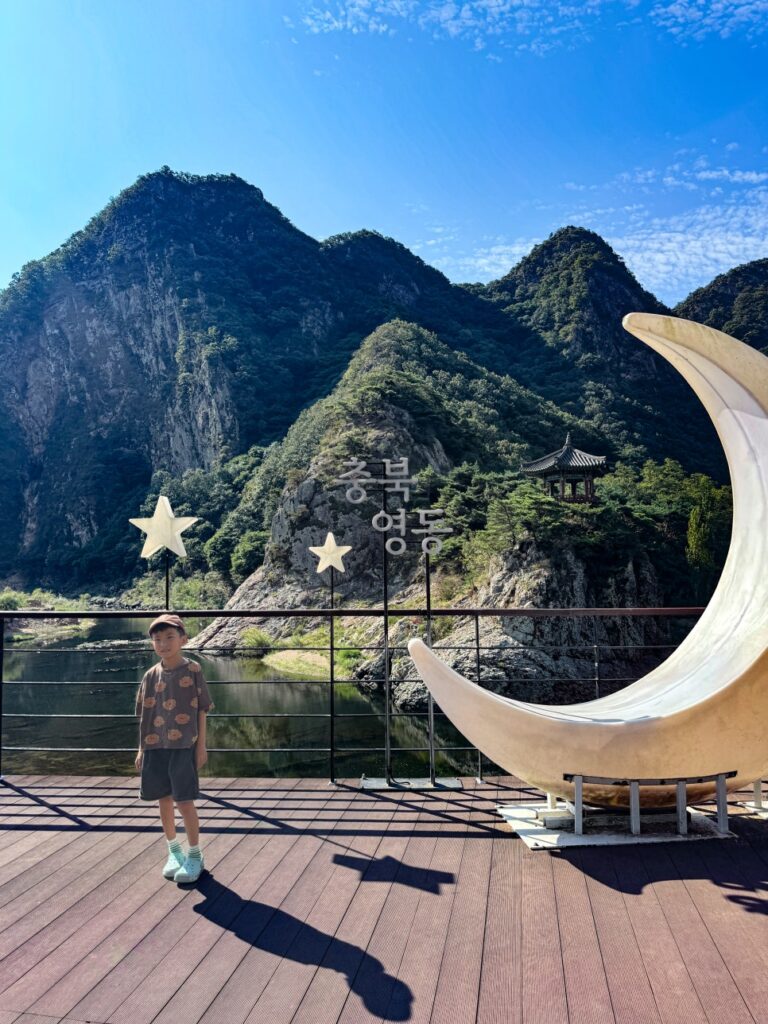 월류봉 둘레길 달이 머물다 간다는 곳, 월류봉 둘레길의 매력