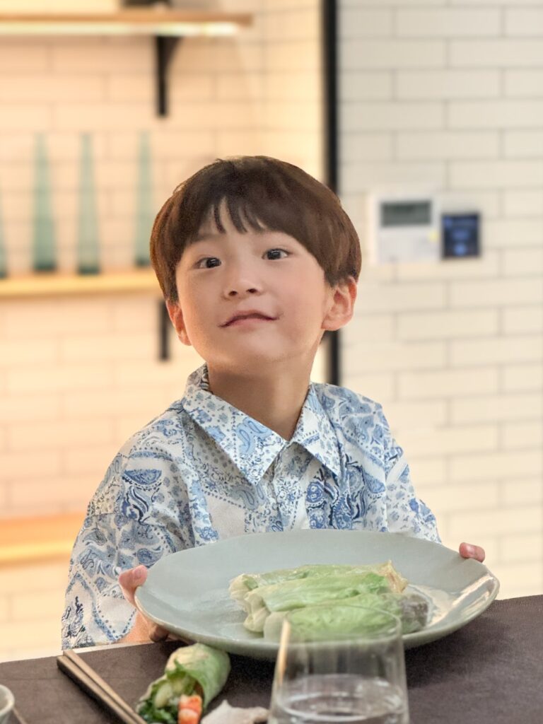 푸꾸옥 세일링클럽 라이스페이퍼 위의 작은 예술, 아이와 함께 만드는 월남쌈