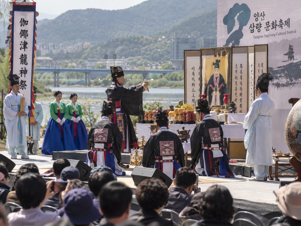 Gayajin Yongsinje ritual reenactment by the river