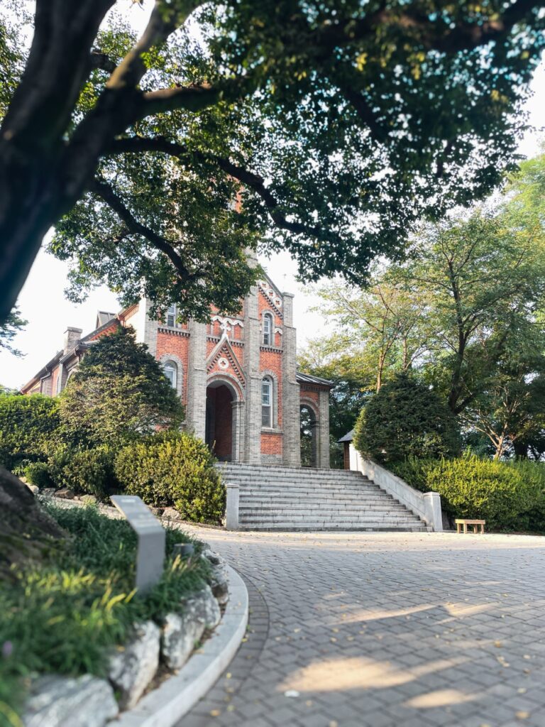공세리성당 고요와 장엄함이 공존하는 천안아산의 랜드마크