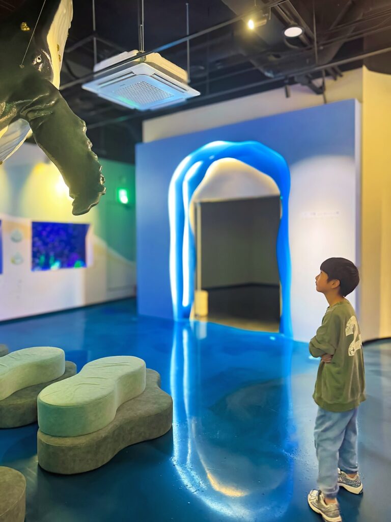 Kids viewing exhibits