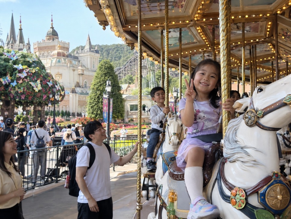 Families queuing for rides at Everland