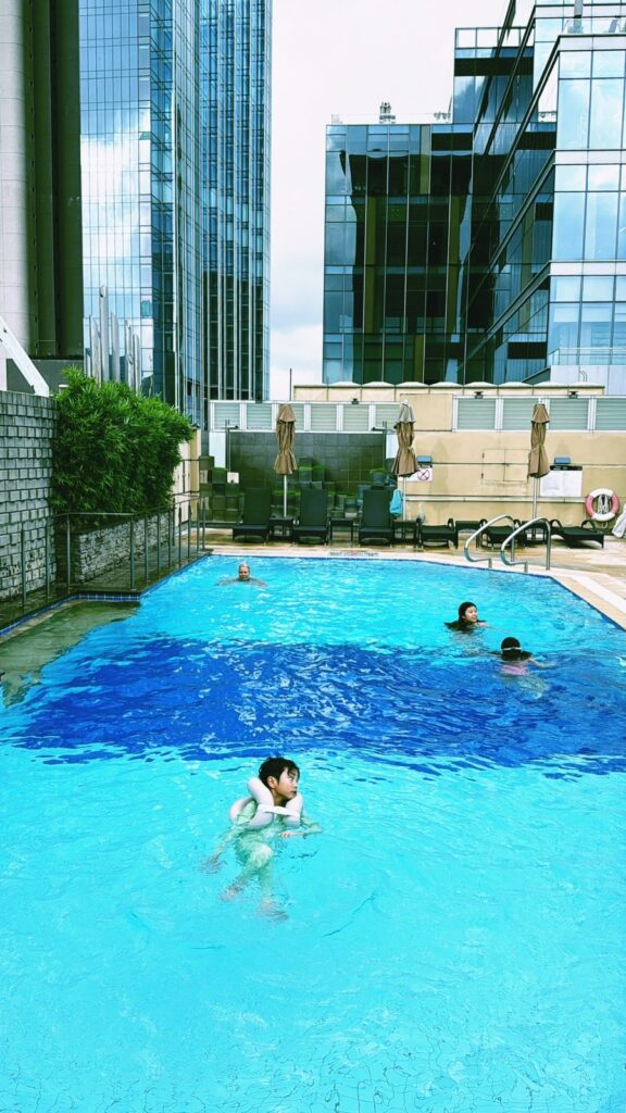쉐라톤 홍콩 도심 속 휴식, 수영장과 부대시설