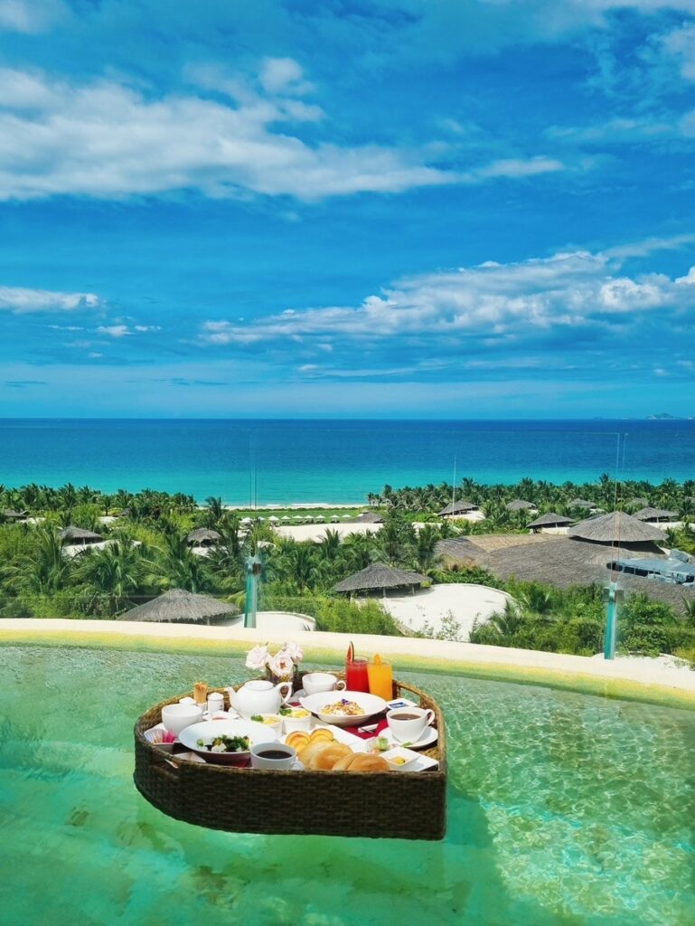 Floating breakfast tray
