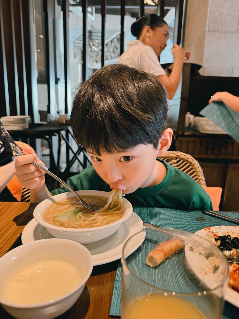 두짓타니 막탄 조식과 석식 뷔페 레스토랑