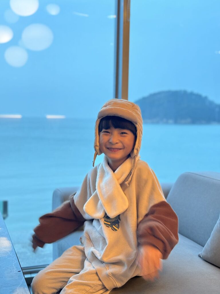 Yans posing in the cafe