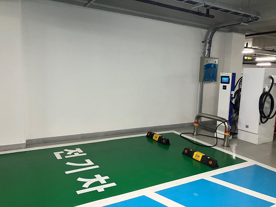 Cars parked indoors, photo 2