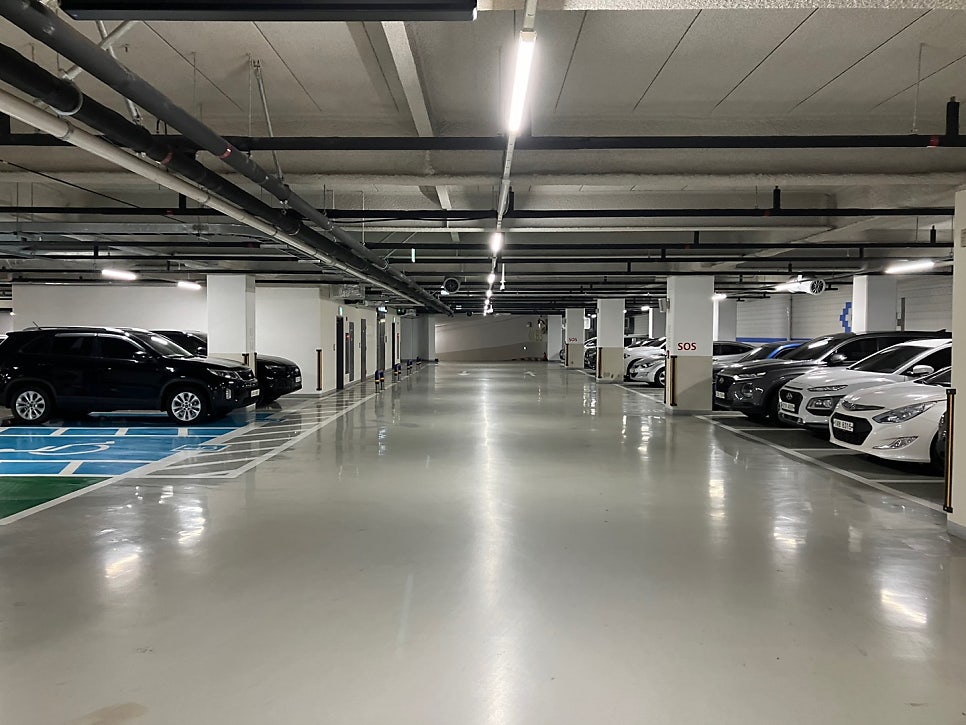 Garage interior, photo 2