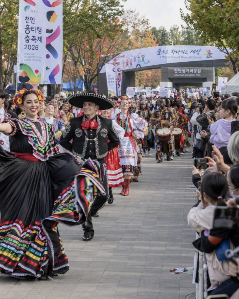 International dance troupes parading in Samgeori Park
