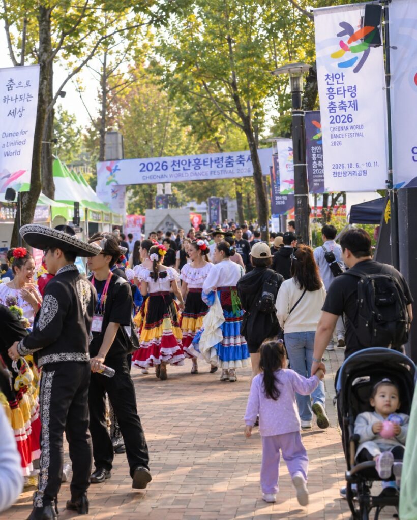Crowds at the Heungtaryeong Dance Festival in the afternoon