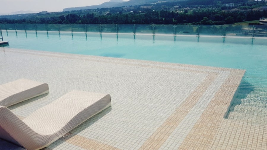 Kensington Hotel Jeju rooftop pool entrance, photo 2