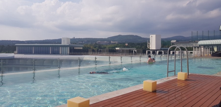 Empty afternoon pool, photo 2