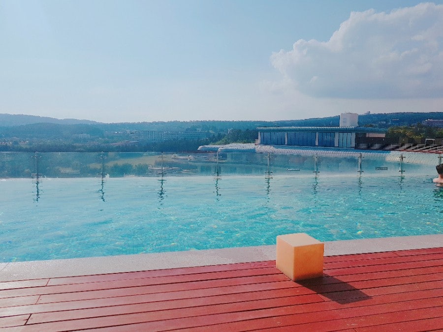 Empty afternoon pool, photo 3