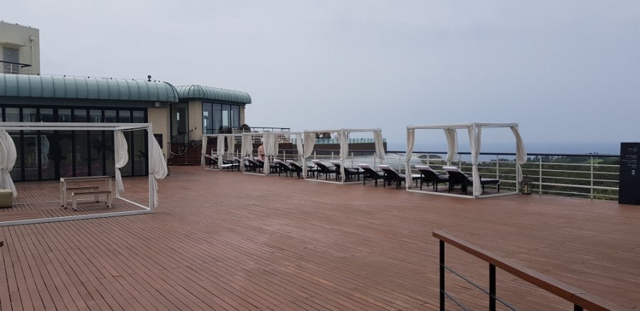 Panoramic view of the Kensington Hotel Jeju rooftop pool