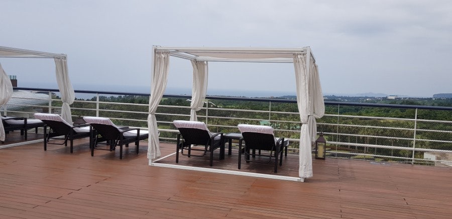 Rooftop lounge area, photo 2