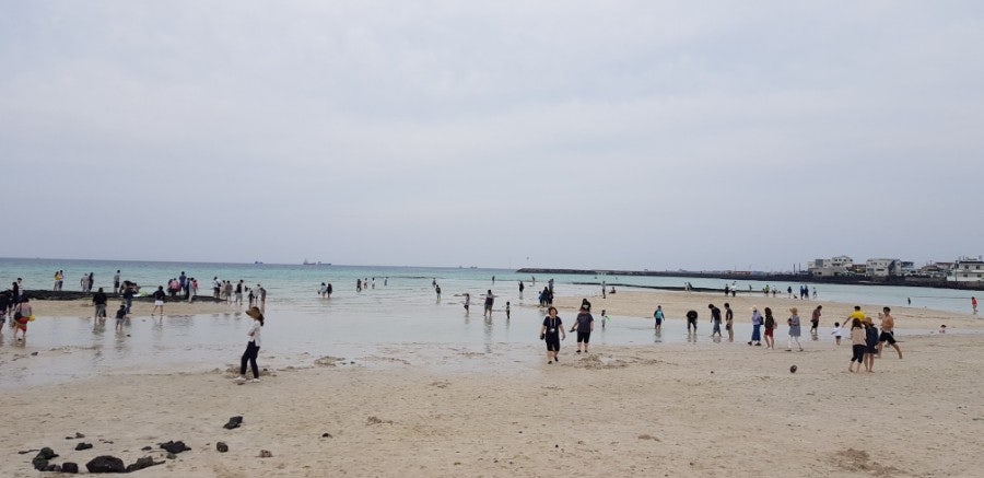 Hyeopjae Beach white sand and shallow water, photo 2