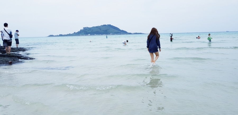 Hyeopjae Beach shoreline in May, photo 9