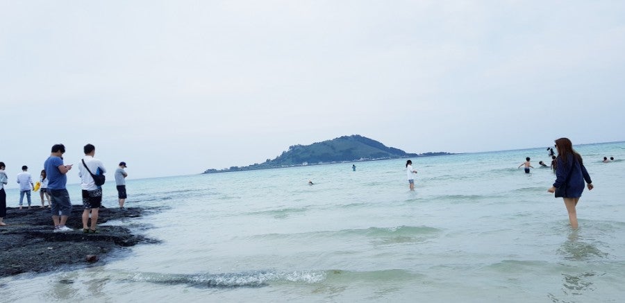 Hyeopjae Beach shoreline in May, photo 10