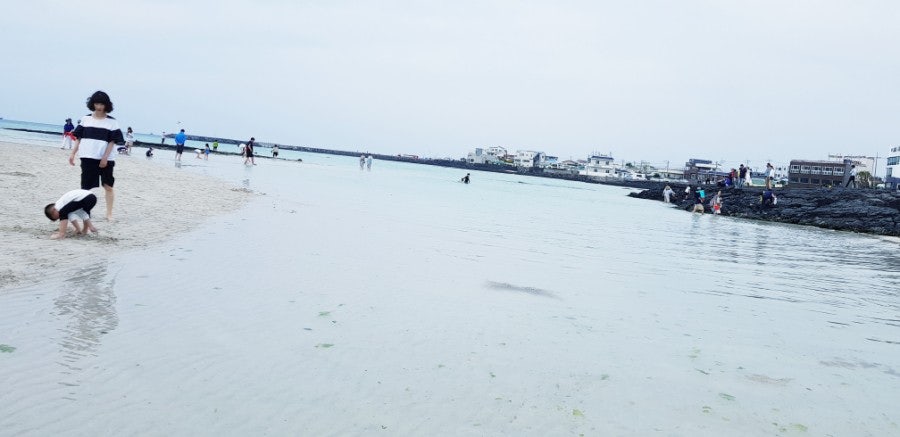 Hyeopjae Beach shoreline in May, photo 12