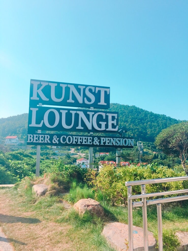 Red parasols at Kunst Lounge, photo 42