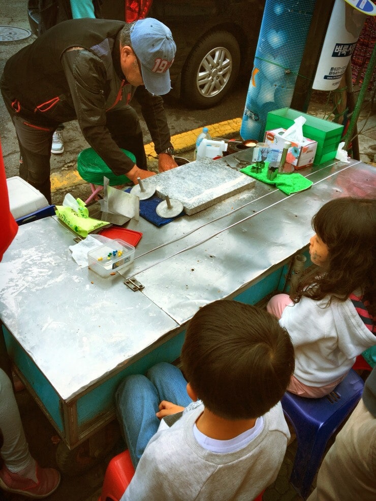 Tongyeong oyster pizza: Dalgona vendor on the slope