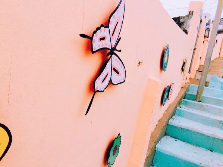 Step murals close-up